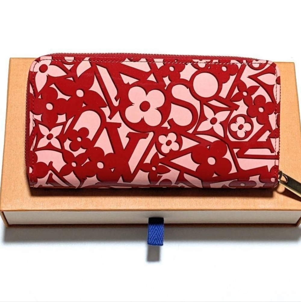 Louis Vuitton Pomme D'Amour Sweet  Limited Edition Authentic Zipper Wallet